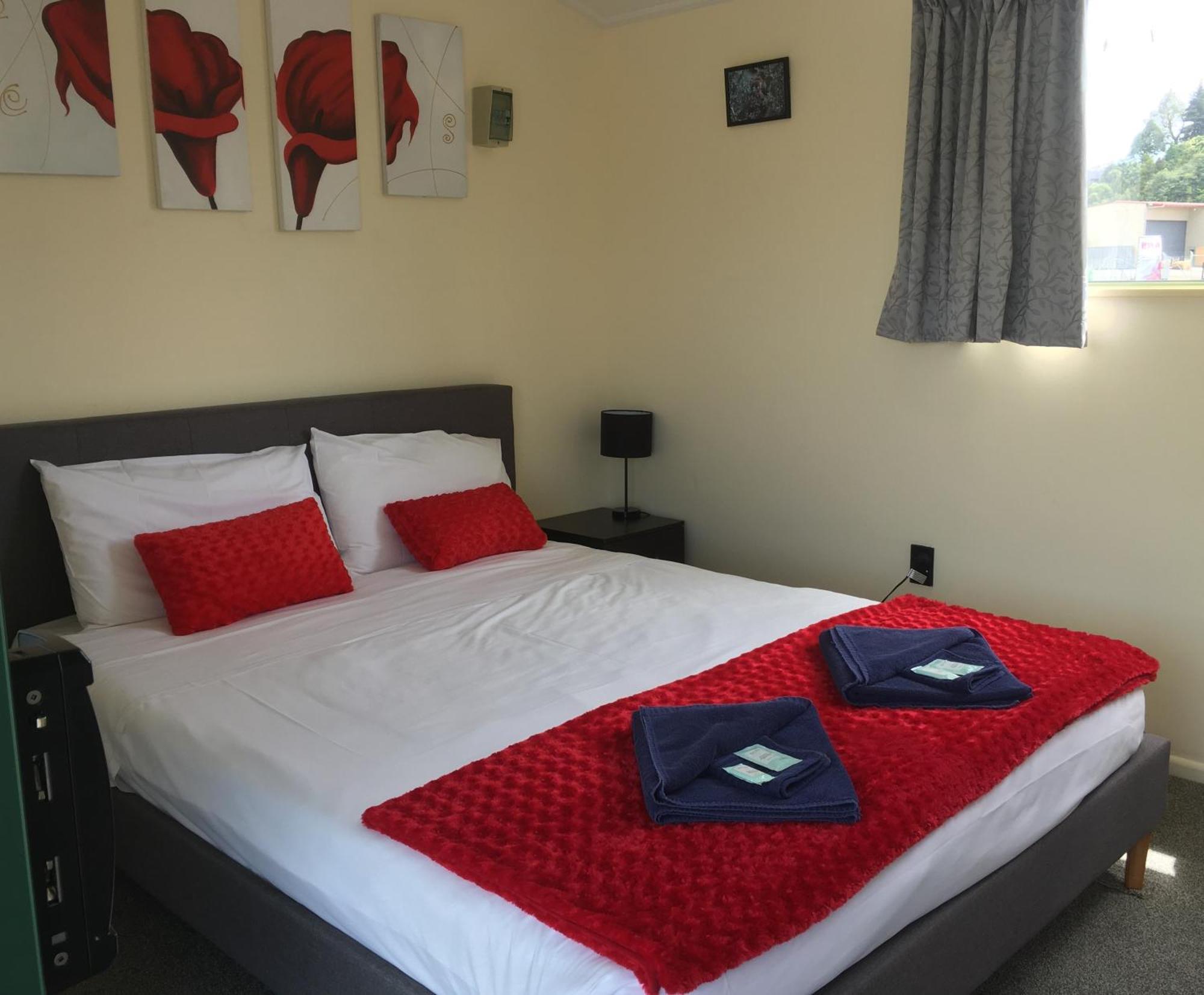 Otorohanga Kiwi Holiday Park Exterior photo